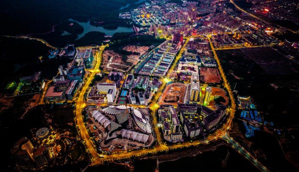 2022时尚深圳 大浪时尚小镇多样精彩正在加载中