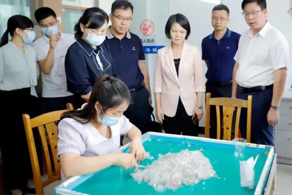 贵港市领导到港南区调研羽绒进出口工作