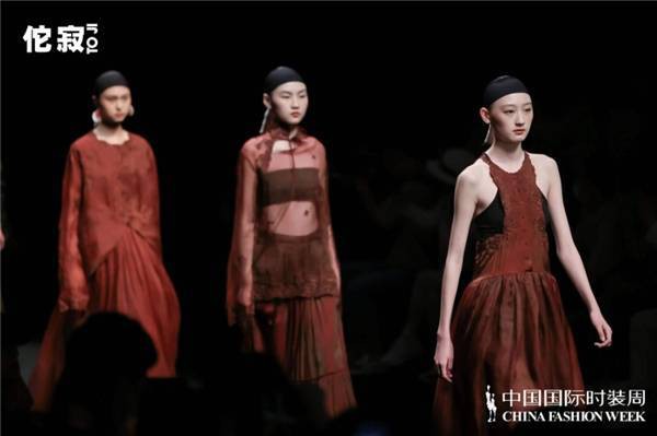 佗寂·梁云侠:看见重塑焕新之美｜SS23发布会登陆中国国际时装周