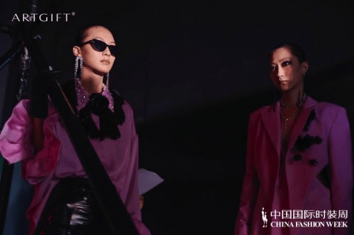 ArtGift2023春夏系列“莎华”亮相中国国际时装周