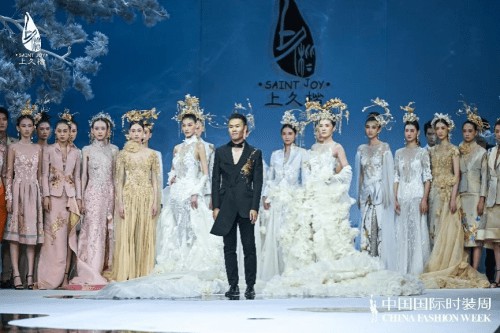 上久楷·边惠中携2023高级定制全新系列《无为》再次登陆中国国际时装周