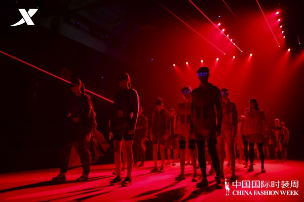 特步·隋振冲2023全新系列《昼·夜》亮相中国国际时装周