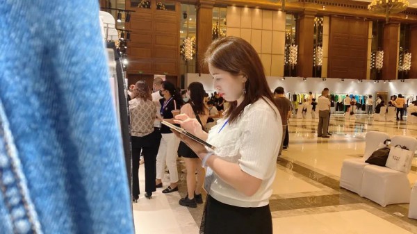 娅丽达 2023春季新品发布会「光影变焕,美力无界」圆满结束!