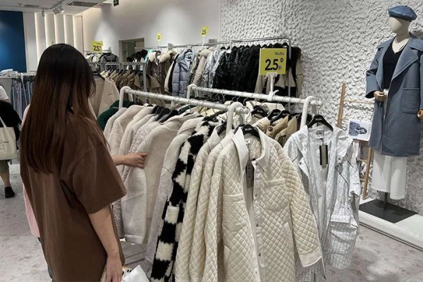 秋装新款上架遇冷,低价反季服饰热销