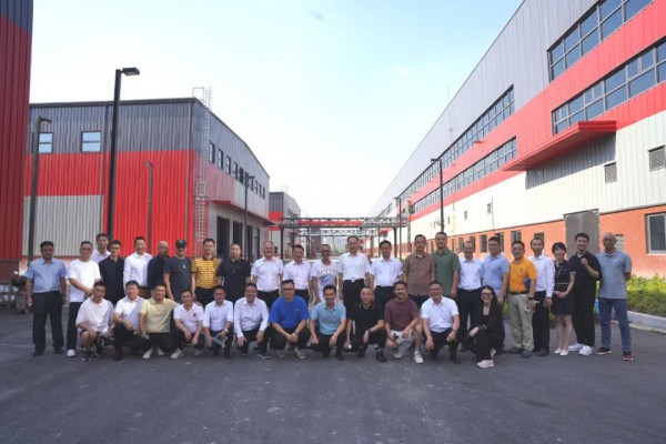 广东省商务厅组织服装企业前往广西开展东西部协作经贸交流活动