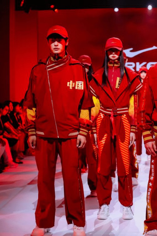 鸿星尔克-中国国际时装周星创秀 完美演绎中国鸿