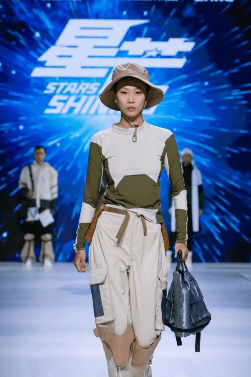 鸿星尔克-中国国际时装周星创秀 完美演绎中国鸿