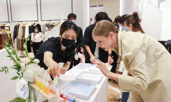 Theory 首个设计师联名系列限时体验亮相上海旗舰店