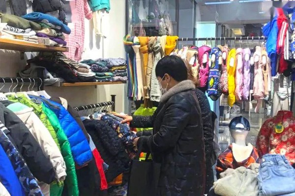 义乌篁园服装市场经营户抢滩“秋经济”