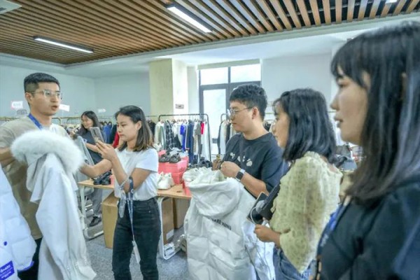 电商旺季即将来临,好衣库包下一栋楼集中品鉴爆款