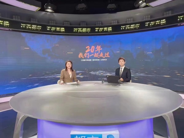 女主持都穿什么品牌女装 美诗缇西装重磅出镜江西电视台《都市现场》20周年庆直播现场