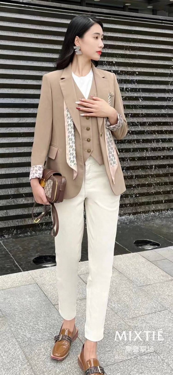 女主持都穿什么品牌女装 美诗缇西装重磅出镜江西电视台《都市现场》20周年庆直播现场