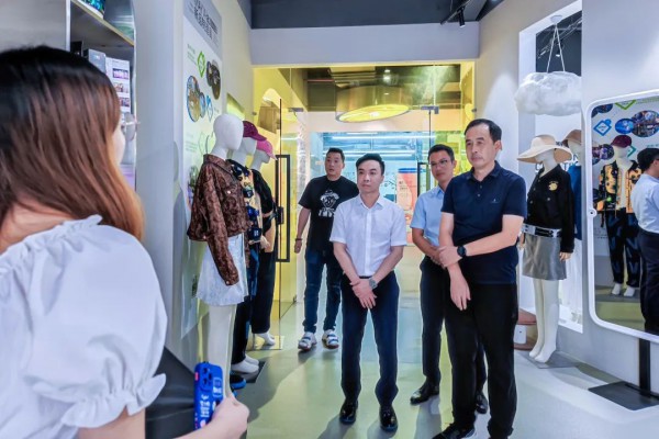 推动快时尚产业发展,南村总商会常务副会长罗伟刚到省服协展开交流