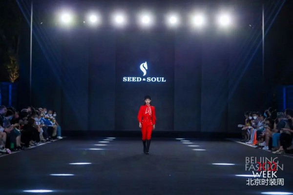 高级服饰定制品牌SEED&SOUL「飒驭」2022北京时装周演绎“骑士皇家派对“
