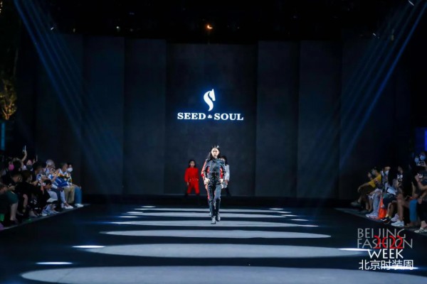 高级服饰定制品牌SEED&SOUL「飒驭」2022北京时装周演绎“骑士皇家派对“