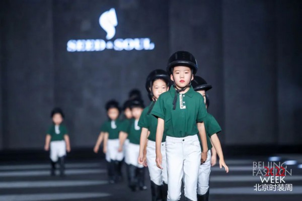 高级服饰定制品牌SEED&SOUL「飒驭」2022北京时装周演绎“骑士皇家派对“