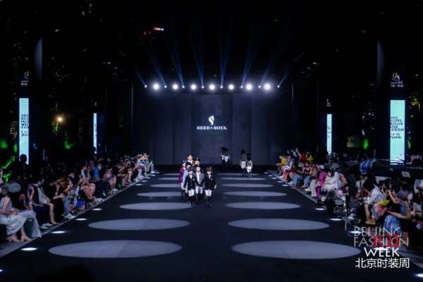 高级服饰定制品牌SEED&SOUL「飒驭」2022北京时装周演绎“骑士皇家派对“