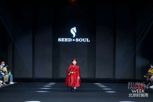 高级服饰定制品牌SEED&SOUL「飒驭」2022北京时装周演绎“骑士皇家派对“