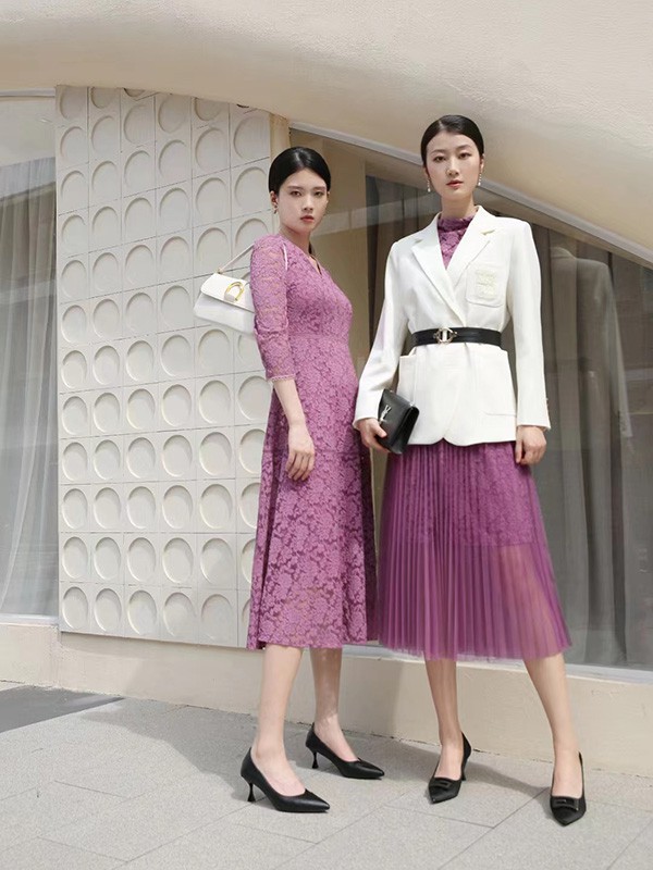 爱依莲女装演绎秋冬粉紫色单品,温柔有尽显女人味