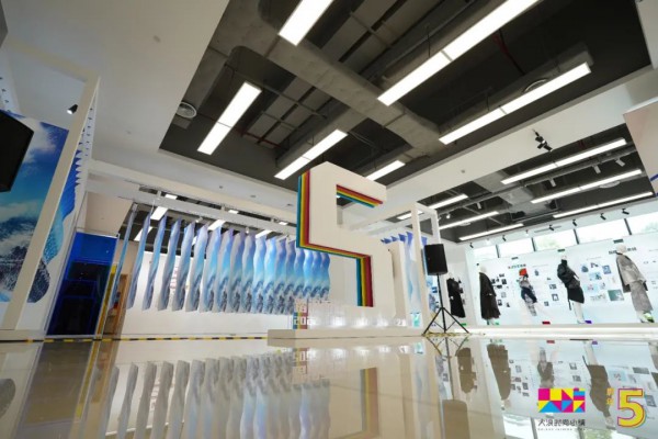 踏浪而歌,2022大浪时尚小镇五周年成果艺术展开展