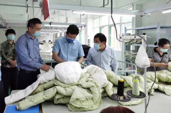邓州市委书记邓俊峰到穰东镇服装产业园调研项目建设情况
