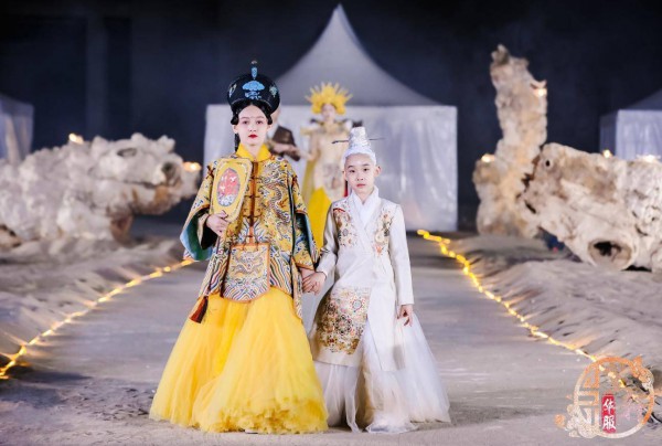 “大梦敦煌”——缂丝华服大秀暨敦煌文博园首届华服节在敦煌启幕