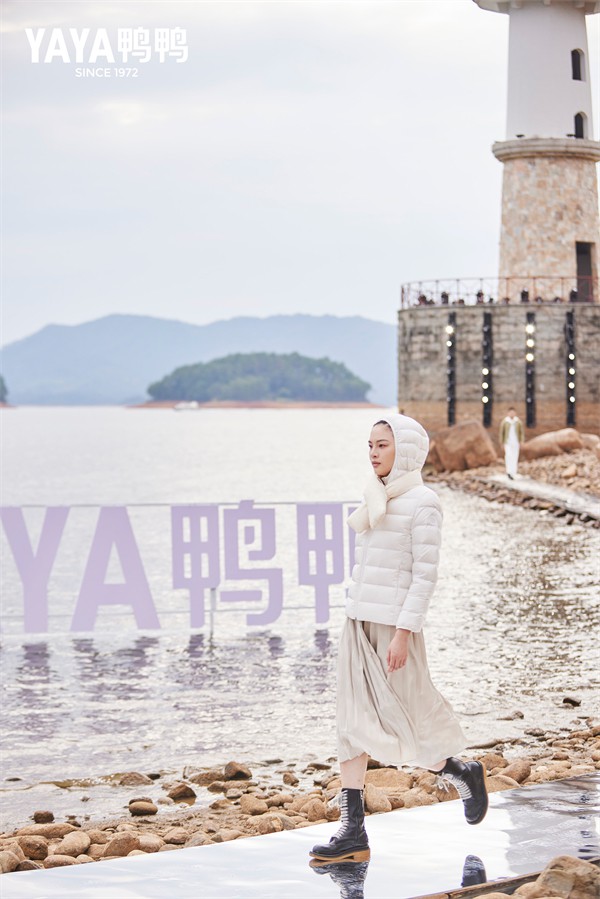 YAYA鸭鸭2022冬季新品时尚大秀,开启跨越时空之旅