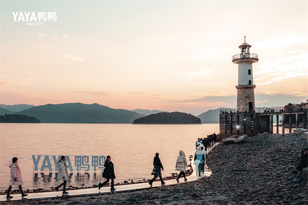 YAYA鸭鸭2022冬季新品时尚大秀,开启跨越时空之旅