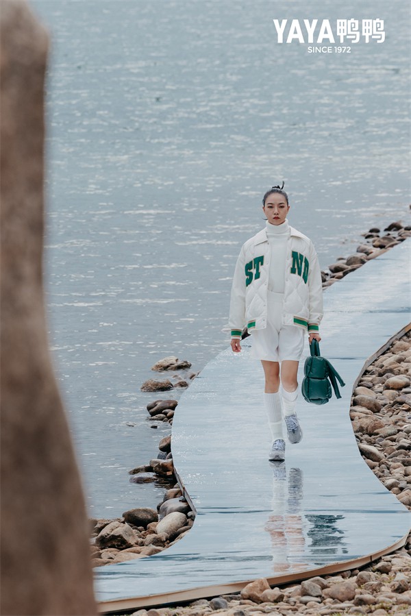 YAYA鸭鸭2022冬季新品时尚大秀,开启跨越时空之旅