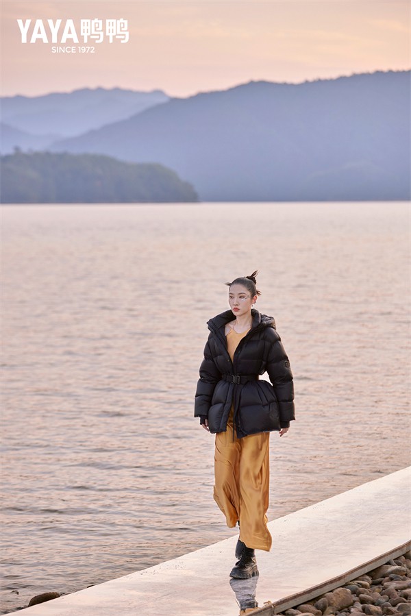 YAYA鸭鸭2022冬季新品时尚大秀,开启跨越时空之旅