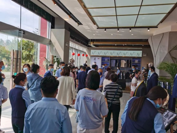 国人服饰2023春夏新品订货会盛大启幕