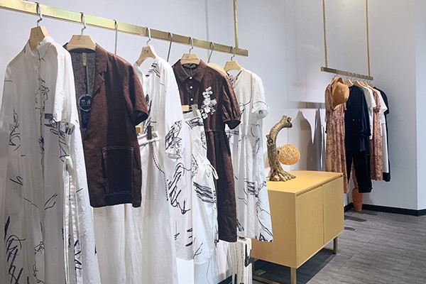 服装店侧杆怎么陈列好看 服装店侧杆衣服怎么挂好看