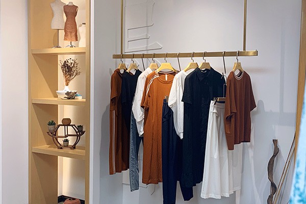 服装店侧杆怎么陈列好看 服装店侧杆衣服怎么挂好看