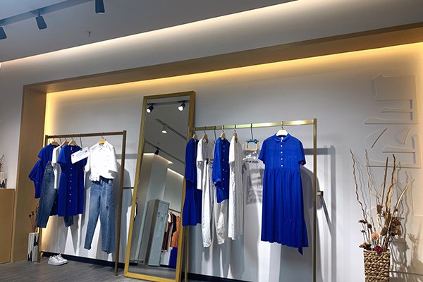 服装店侧杆怎么陈列好看 服装店侧杆衣服怎么挂好看