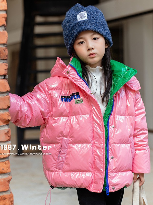 孩子们的亮色羽绒服  1987童装品牌来安排