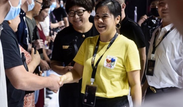 狄梵思黛| 一位坚强,笃定而又有大爱的企业家-----洪女士