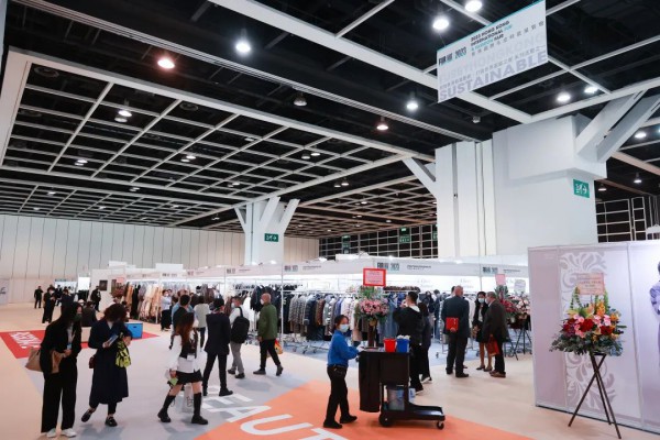 海宁皮革城组团亮相香港毛皮时装展览会