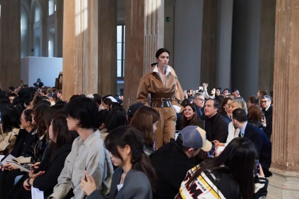 Max Mara 推出2023秋冬驼色系列致敬女性