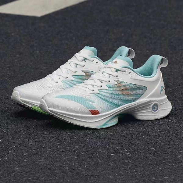 安踏马赫3跑鞋全面升级,全鞋搭载全掌氮科技