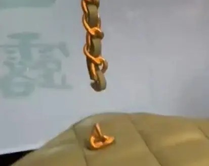 2万买的包包15分钟就断了?香奈儿回应了