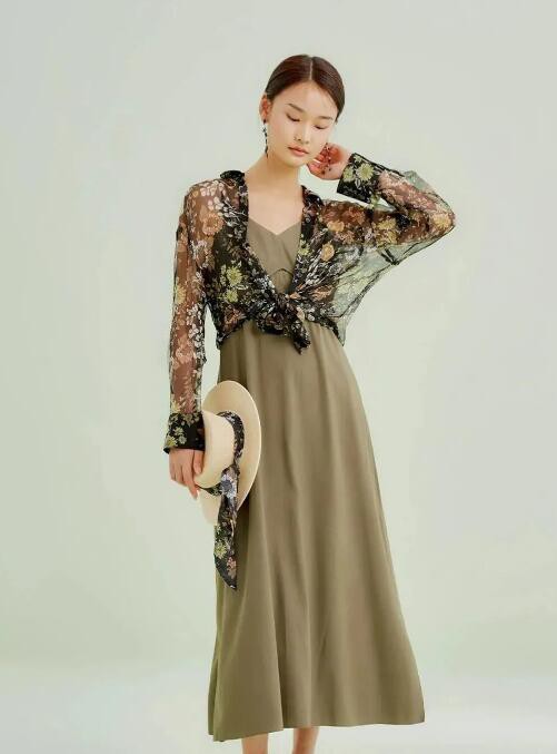 佛尼亚 | 碎花穿搭,奔赴浪漫春日