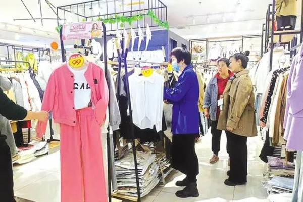 春季气候忽高忽低,服装商家表示会囤冬装春季卖