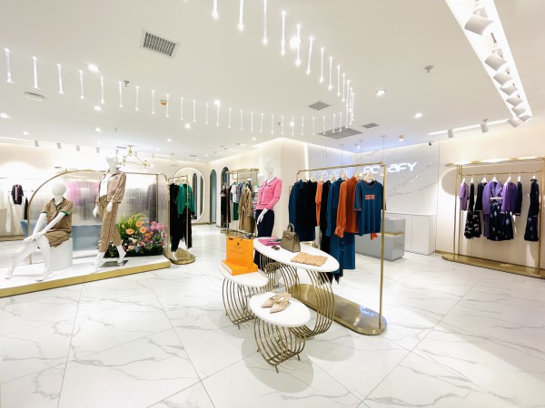 热烈祝贺若岚菲女装—新疆乌鲁木齐美美MM购物中心盛大开业,祝天天大卖!!!