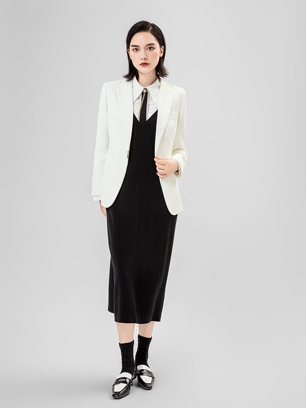 进店后衣服必须换上店里的打版,你穿什么就卖什么活人衣架最为吸睛.