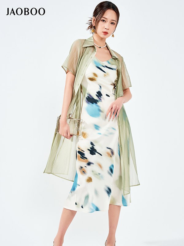 闺蜜两人进店导购不要过多掺言,留给别人讨论空间避免背后非议!