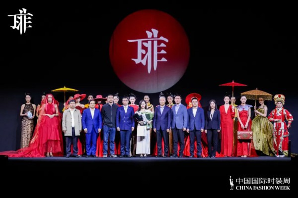 丁非AW23中国国际时装周首秀:“万里赴戎机”诠释刚柔并济的女性之美