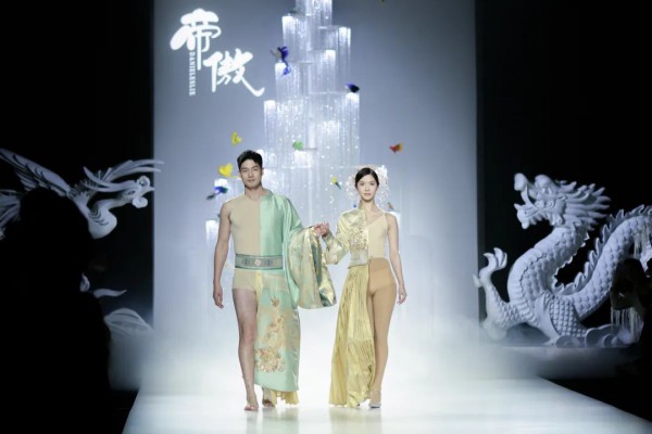 秀场直击:马来西亚设计师品牌“帝傲”举办【天之骄女】2023秋冬系列专场发布会