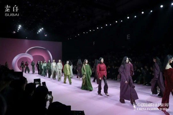 素白2023秋冬成衣新品登陆中国国际时装周