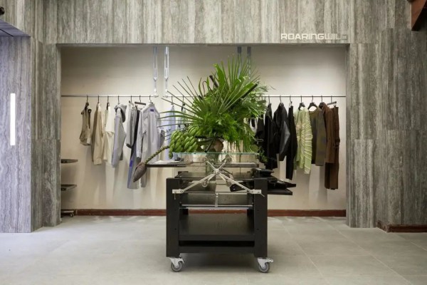 街头服饰品牌「ROARINGWILD」首个临街空间在上海长乐路店开幕