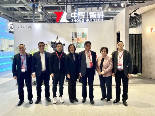 中莹皮草2023秋冬服装新品发布会亮相中国国际服装服饰博览会CHIC春季秀场